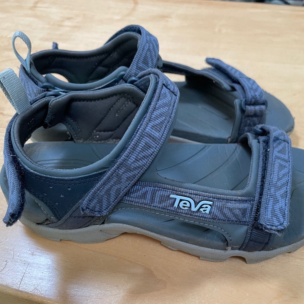 Boys Teva size 4